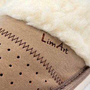 Papuci de Casa din Piele Imblaniti cu Lana Model 'Elegance in Simplicity' Cream - Prezentare detaliu logo.