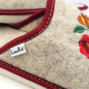 Papuci de Casă din Postav pentru Damă - Bosaco Model 'Paradise Garden' Cream - Prezentare papuci detaliu logo brand.