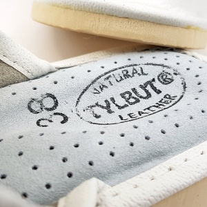 Papuci de Casă din Piele Tylbut „Cozy Delight” White - Prezentare detaliu logo brand Tylbut papuci.