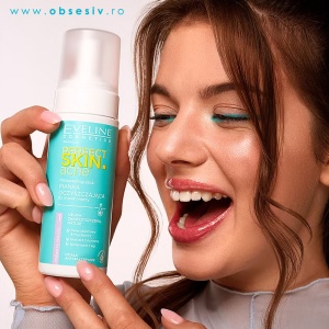 Spumă de Curățare Anti Acnee Perfect Skin Acne - Prezentare produs cu model.