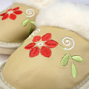 Papuci de Casă din Piele Îmblăniți cu Lână Naturală Tylbut "FairyLand" Olives-Prezentare papuci detaliu broderie