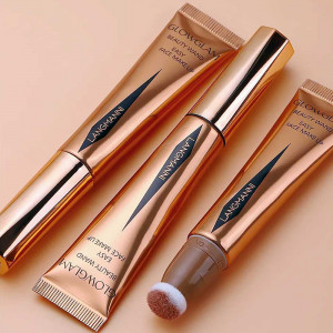 Model zâmbind cu un machiaj impecabil, evidențiind conturul natural al feței realizat cu Conturul Obraz Glow Glam Beauty Wand Avierll® #02 Countouring.