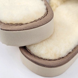 Papuci de Casa din Piele Imblaniti cu Lana Model 'Elegance in Simplicity' Cream - Prezentare detaliu talpă.