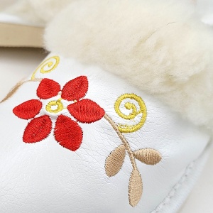 Papuci de Casă din Piele Îmblăniți cu Lână Naturală Tylbut "FairyLand" White - Prezentare papuci detaliu broderie.