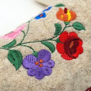 Papuci de Casă din Postav pentru Damă - Bosaco Model 'Paradise Garden' Cream - Prezentare papuci detaliu broderie.