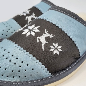 Papuci de Casă Îmblăniți cu Lână Naturală Tylbut Model „Joy Season” Blue - Prezentare papuci detaliu broderie.