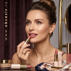 Look profesional și sofisticat cu nuanța 04 Vintage Rose, aplicată direct în fața oglinzii.