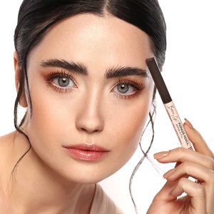 Model feminin cu un machiaj natural, având sprâncenele perfect definite și pline de viață, conturate cu Eveline Brown&Go! Pomade Pencil. Nuanța de maro se potrivește armonios cu culoarea părului modelului, accentuând frumusețea naturală a ochilor.