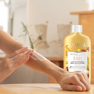 Lotiune de Corp Ultrahranitoare cu 5 Uleiuri Pretioase Eveline Botanic Expert