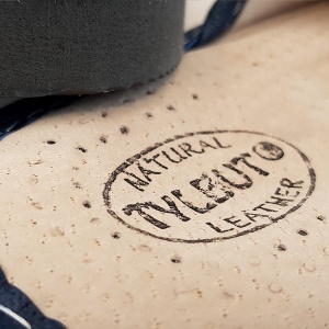 Papuci de Casă din Piele Tylbut - Model „Home Comfort” Deep Blue - Prezentare logo brand Tylbut papuci.