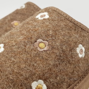 Papuci de Casă din Postav Lim Art 'Cosy Petals' Cream - Prezentare detaliu broderie papuci.