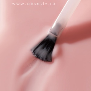 Textură fluidă roz pastel care uniformizează aspectul unghiei încă de la prima aplicare.