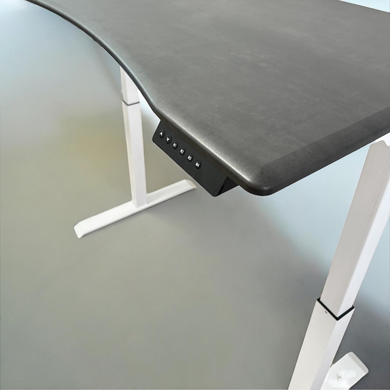 TerrA3 New- blat curbat - birou reglabil electric pe inaltime, 1 motor, 120X70 CM (Culoare profil: Alb, Culoare Blat Curbat Top Design-MDF INFOLIAT MAT: Gri Piatra - mat)