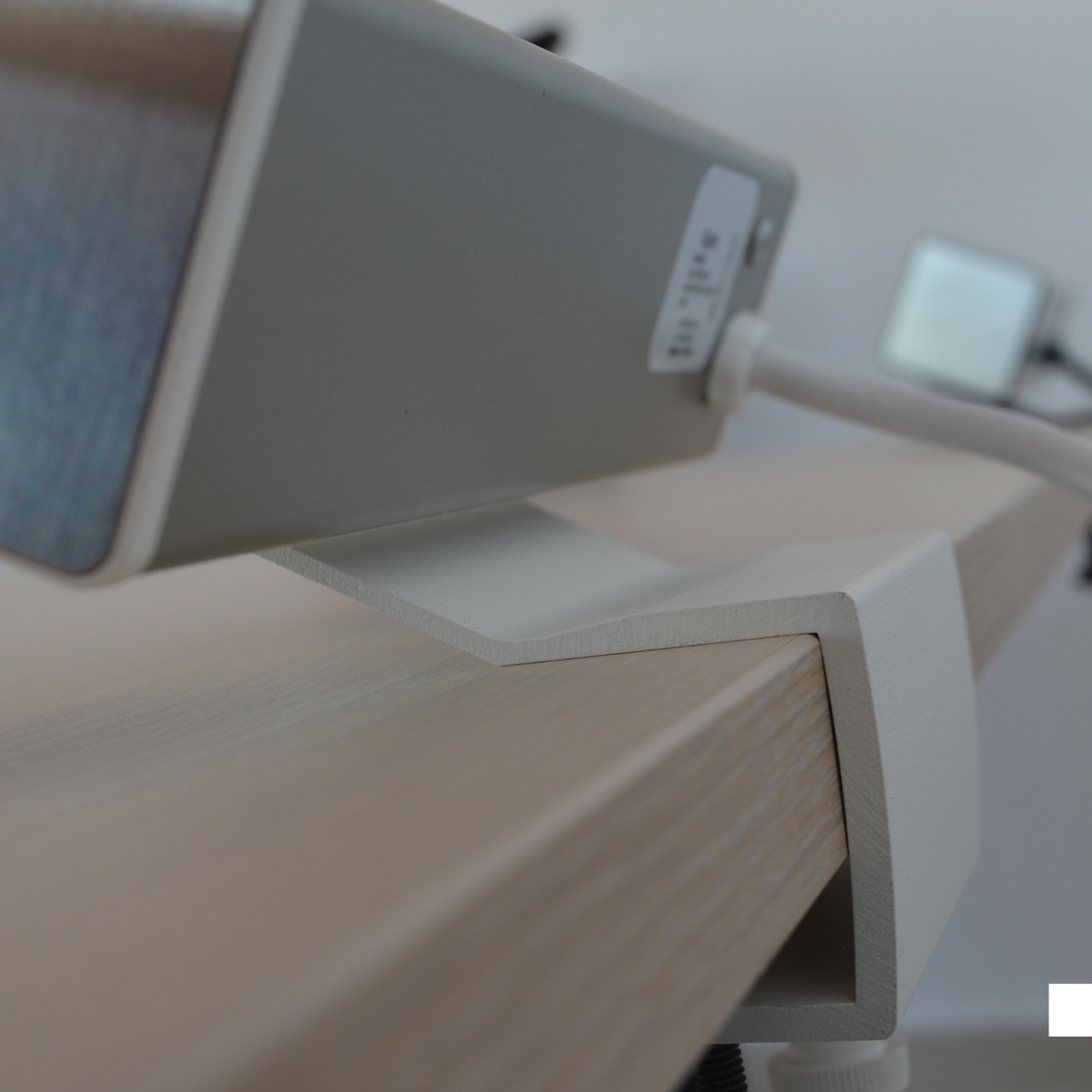 Priza de birou cu prindere menghina, 3 schuko si 1 USB - produse folosit in showroom (Culoare profil: Alb, Termen de livrare: 2 zile) - 1 | YEO