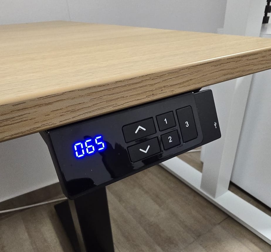 Birou reglabil pe inaltime TerrA9 Performance WHITE- 2 motoare marca Timotion + aplicatie bluetooth, CADRU ALB (Dimensiune blat: 137x67 cm, Culoare blat: Alb 25mm) - 2 | YEO
