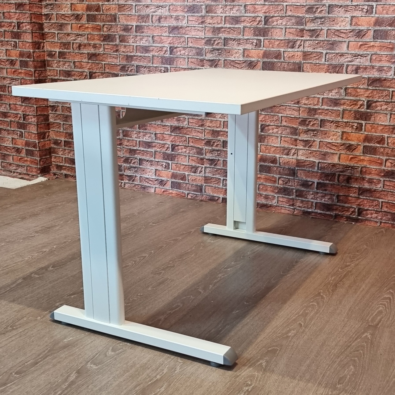 Birou metalic cu structura fixa (Dimensiune blat: 120x60 cm, Culoare blat: Alb 25mm, Termen de livrare: 2 zile)