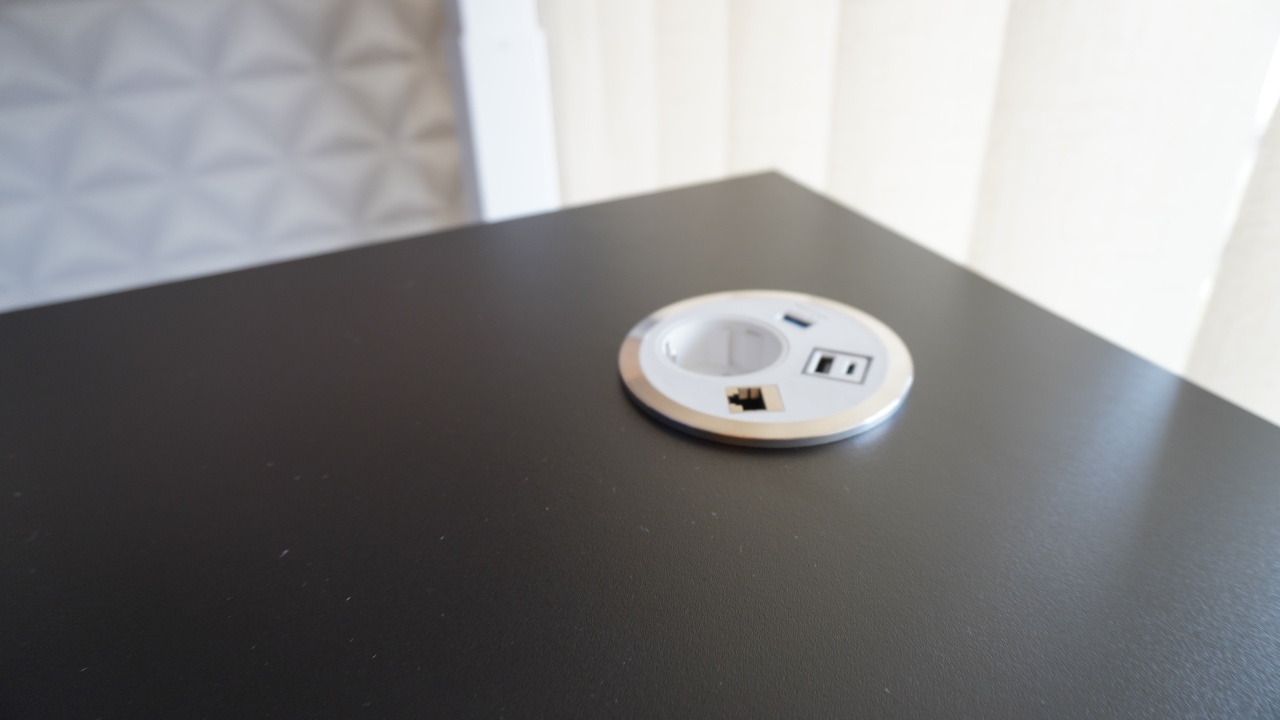 Priza rotunda in desk - Port El - 1 Shucko, 1 USB A+C, 1xRJ45,Cat6A 1xUSB - 1 | YEO