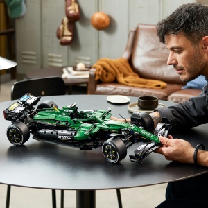 Mașina F1® Aston Martin Aramco AMR25 - Img 4