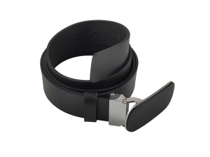 Muški kožni kaiš sa oblom crnom elegantnom pločicom