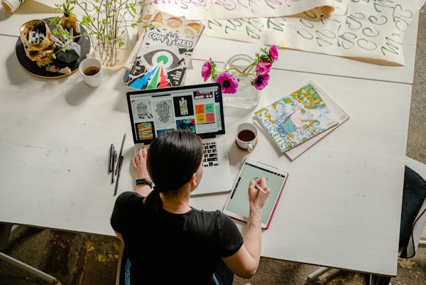 Artă Digitală vs. Artă Tradițională: Avantaje și Dezavantaje pentru Studenți