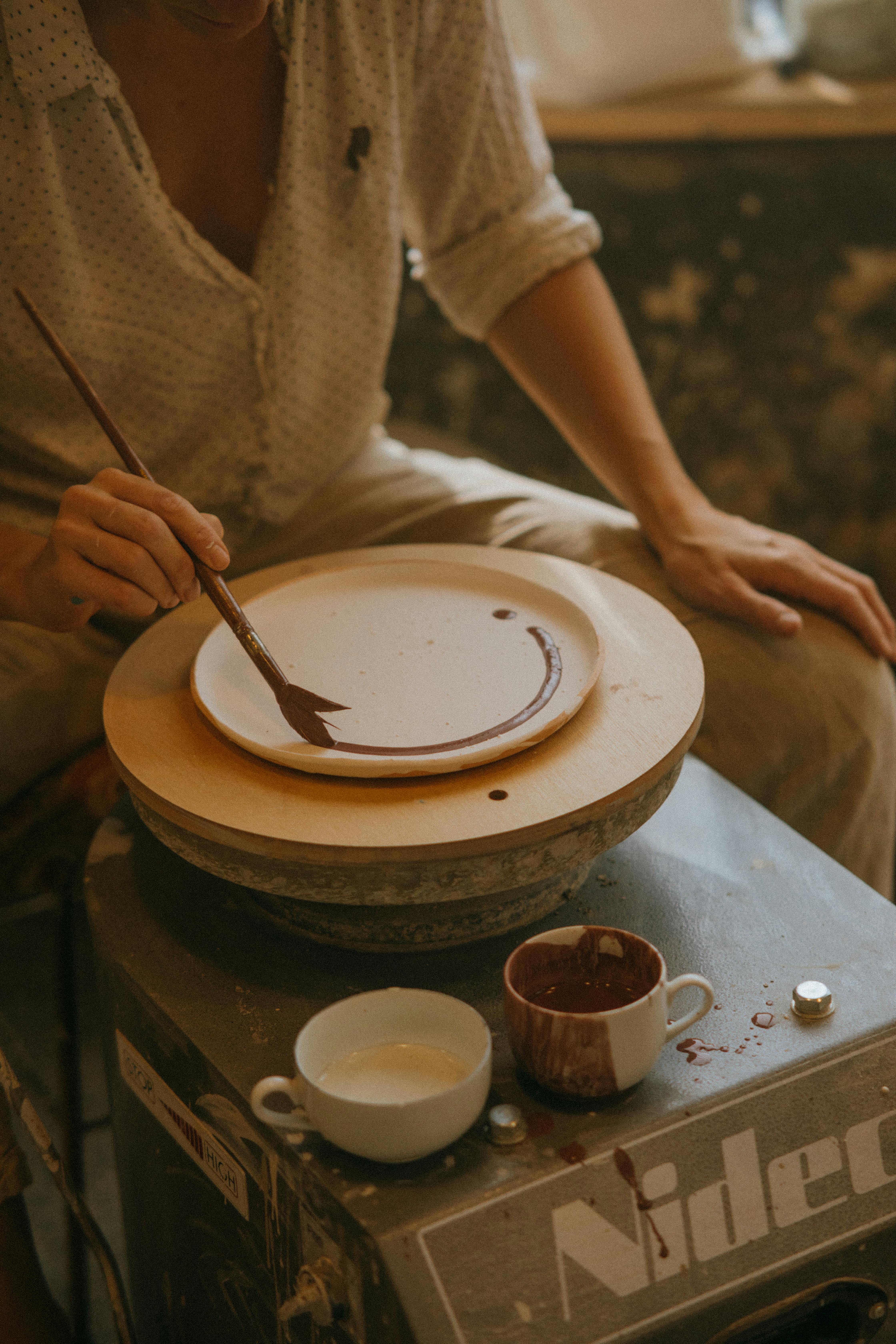 Arta pe sticlă și ceramică – cum să transformi suprafețele în opere de artă