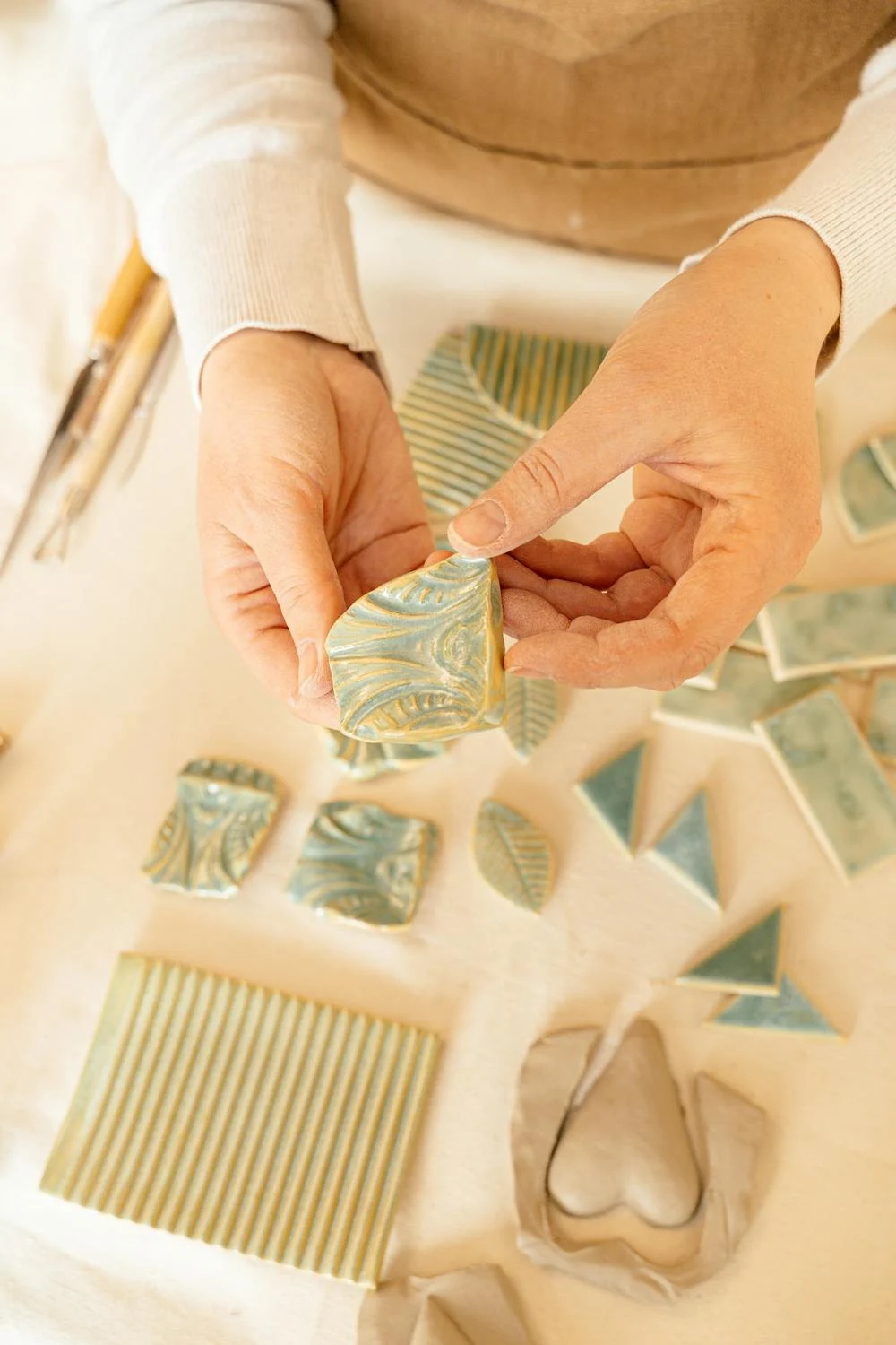 Transformă ceramica în artă – Ghidul tău pentru glazuri și pigmenți profesionali