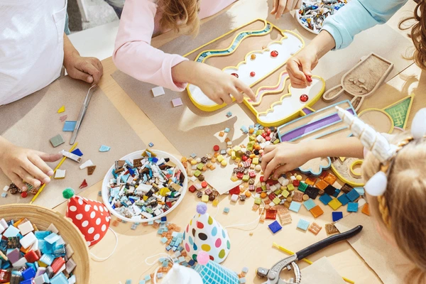 Kituri cu strasuri – Hobby creativ care prinde viață strălucitor