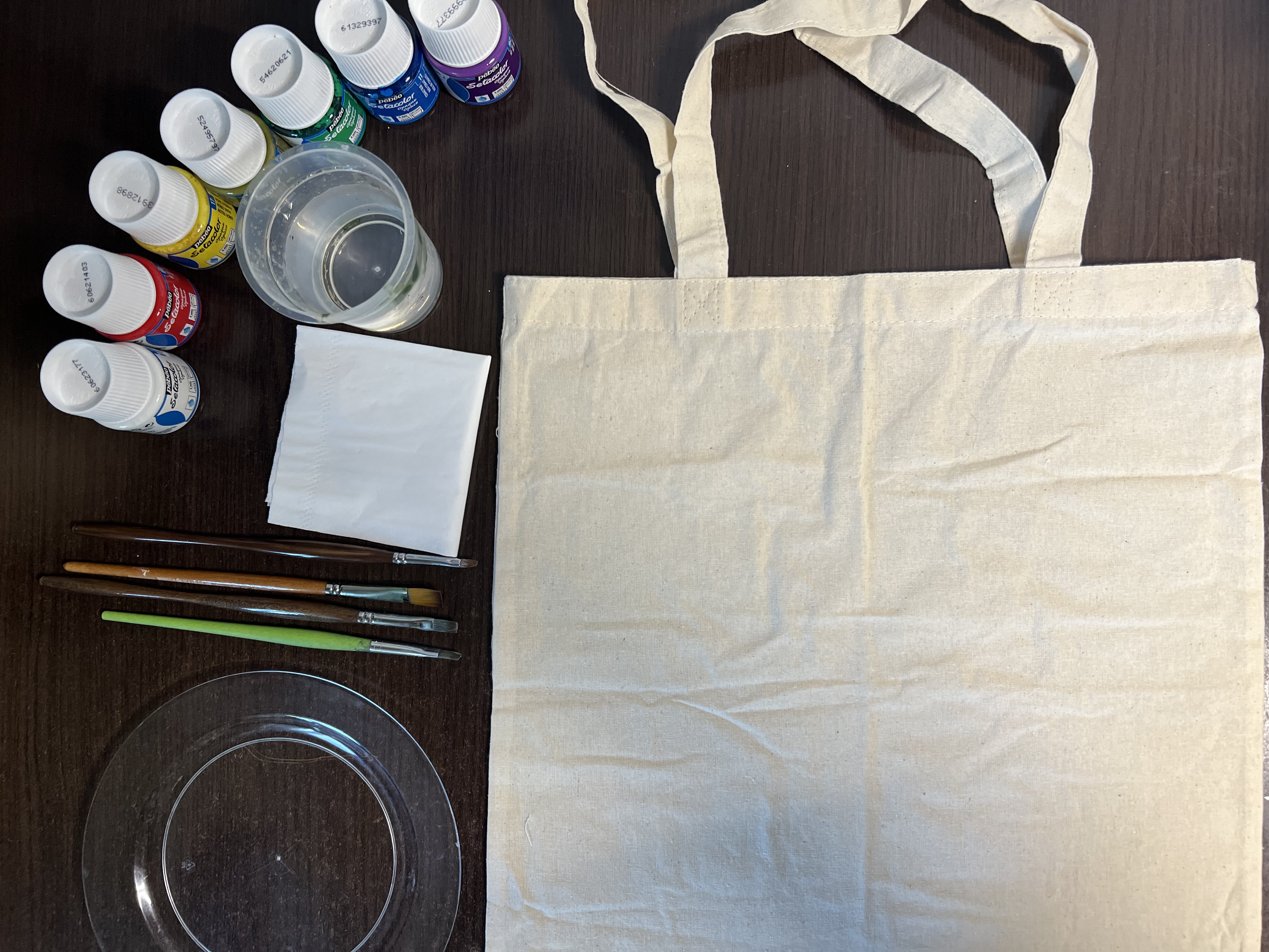 Pictură pe textile: ghid complet pentru personalizarea hainelor și accesoriilor