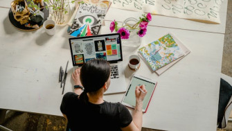Artă Digitală vs. Artă Tradițională: Avantaje și Dezavantaje pentru Studenți
