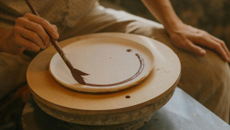 Arta pe sticlă și ceramică – cum să transformi suprafețele în opere de artă
