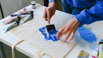 5 Idei de pictură pe textil pentru haine unice