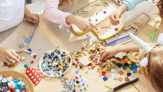 Kituri cu strasuri – Hobby creativ care prinde viață strălucitor