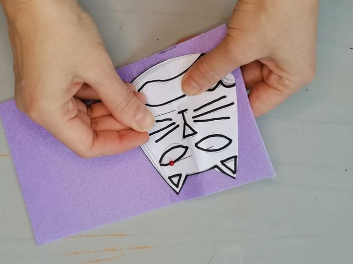 decupare elemente fetru martisor handmade