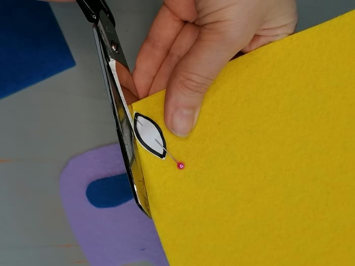 martisor brosa din fetru - decuparea elementelor