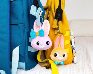 Kit de cusut pentru copii Little Couz’in Oscar & Luna Duo Rabbit set creativ brelocuri iepurasi Mandarine KC188C