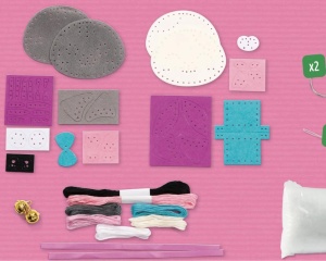 Kit de cusut pentru copii Little Couz’in Nino & Mila Duo Cat – set creativ brelocuri pisici Mandarine KC187C