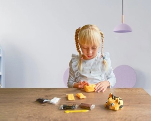 Set creatie cu argila usoara, 6 culori, Squishy Hero SquiRaff, Okto, OK70127