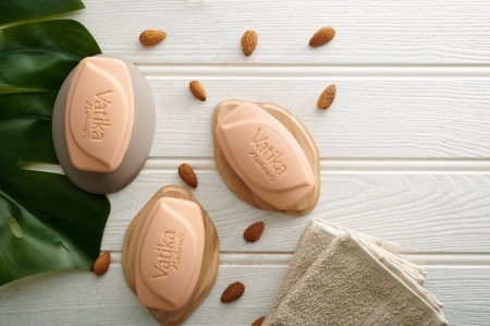 Dabur Vatika Natural Almond SoapSapun Hidratant Natural cu Migdale Dabur Vatika Bara Emolienta cu Unt de Shea 100g - Img 2