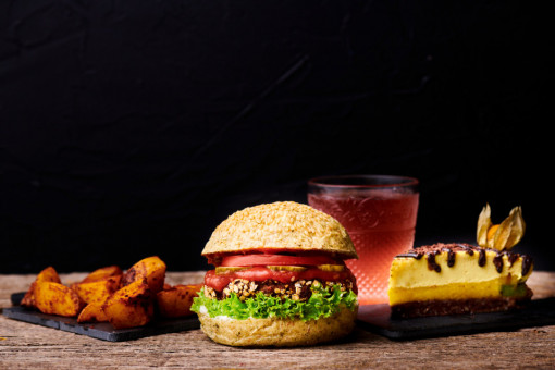 Meniu Combo: orice prăjitură + barbecue burger/ wrap cu seitan și legume