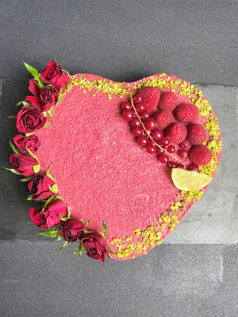”Love me”- big heart cake