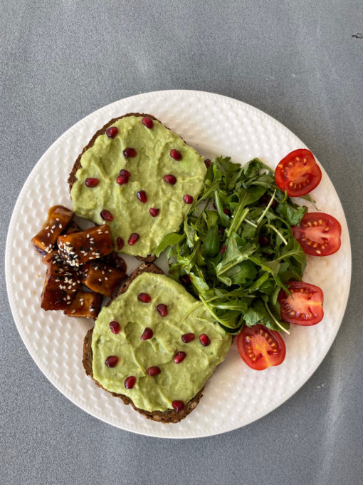 Guacamole toast cu tofu teriyaki