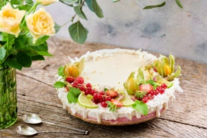Tort raw-vegan cu coacăze și vanilie naturală