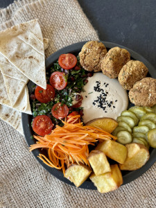 Rainbowl cu falafel / falafel la lipie