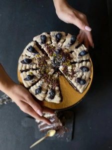 Tort cu ciocolată albă, ciocolată neagră, afine și lavandă