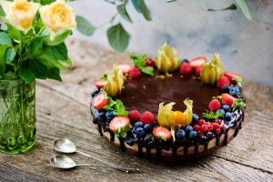 Tort raw-vegan Delight cu ciocolată albă, ciocolată neagră și zmeură