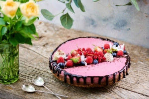 Tort raw-vegan Savor cu ciocolată și vișine