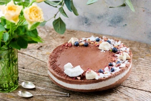 Tort Bora Bora cu nucă de cocos fresh și ciocolată