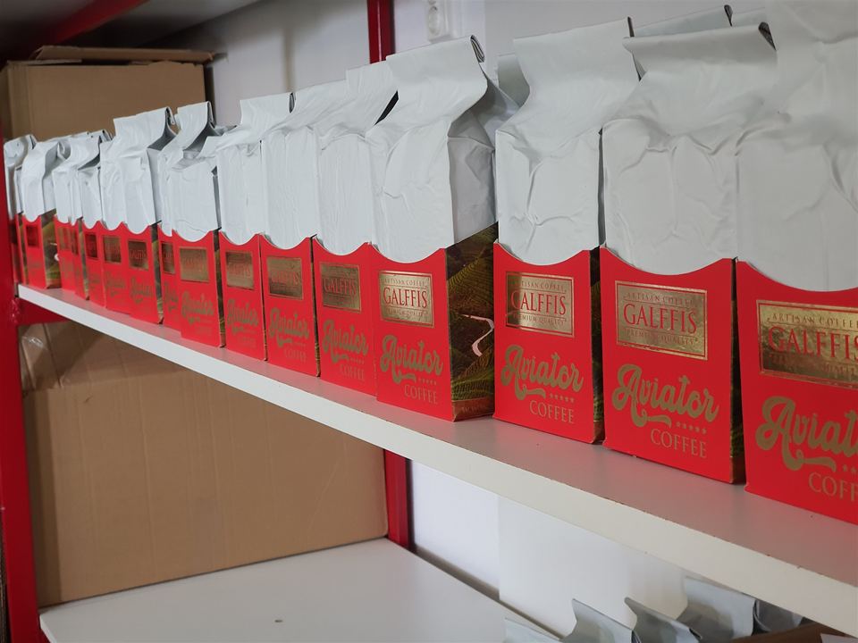 Cafea proaspăt prăjită pentru rafturile magazinelor.