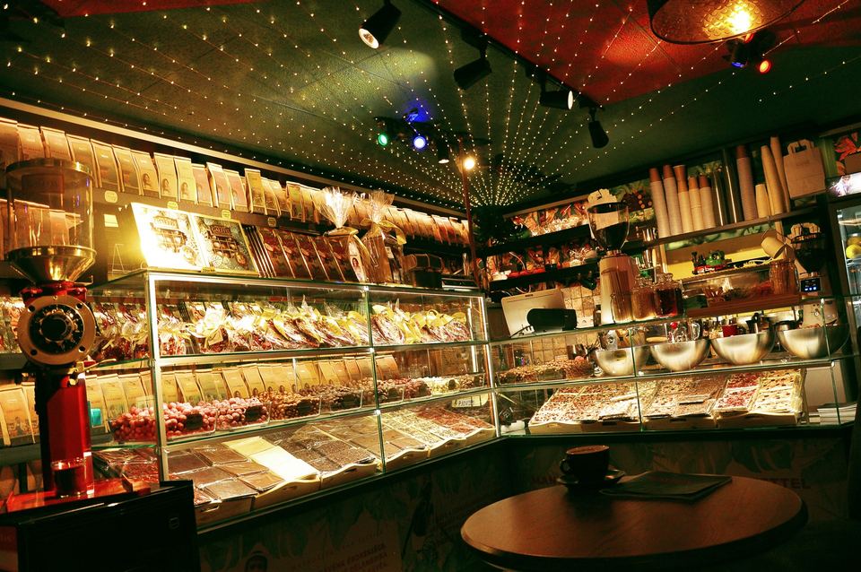 Selecția de ciocolată și cafea din magazinul din Budapesta.