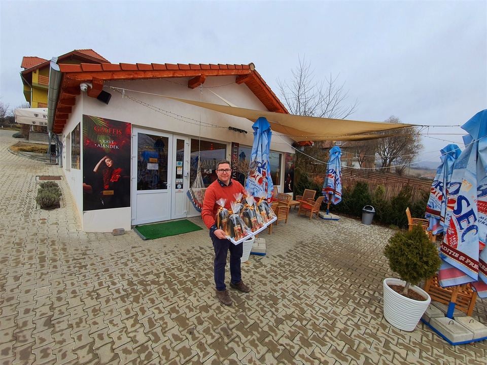 Cu pachete cadou &icirc;n fața magazinului.